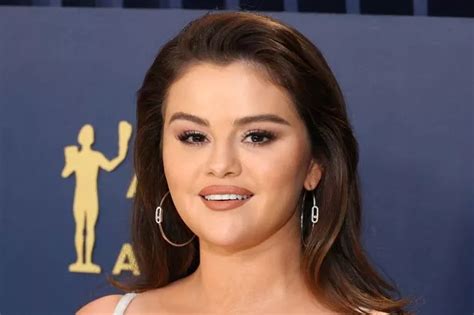 Selena Gomez deletes racy snap after embarrassing wardrobe。